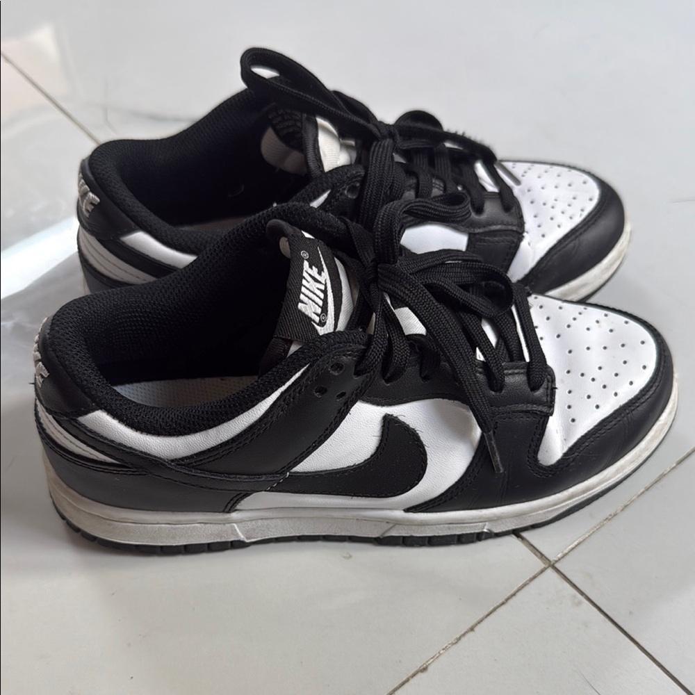 Nike Black and White Sneakers for Everyday Comfort